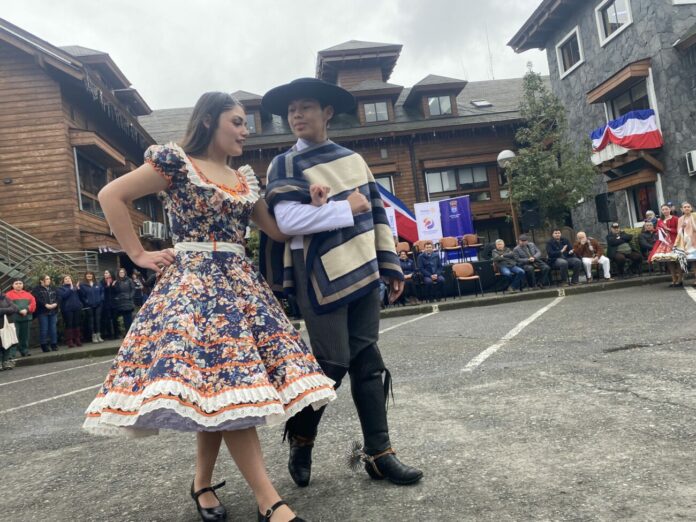 Realizaron REALIZARON TRADICIONAL CUECADA ESCOLAR EN EL FRONTIS DEL MUNICIPIO DE ...